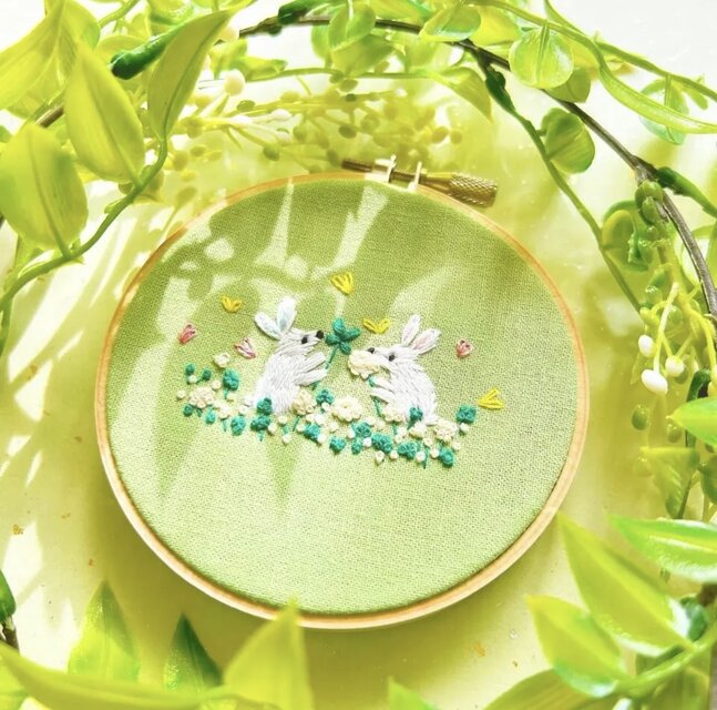 刺繍】緑色の生地にシロツメクサ畑を感じる、刺繍フレーム