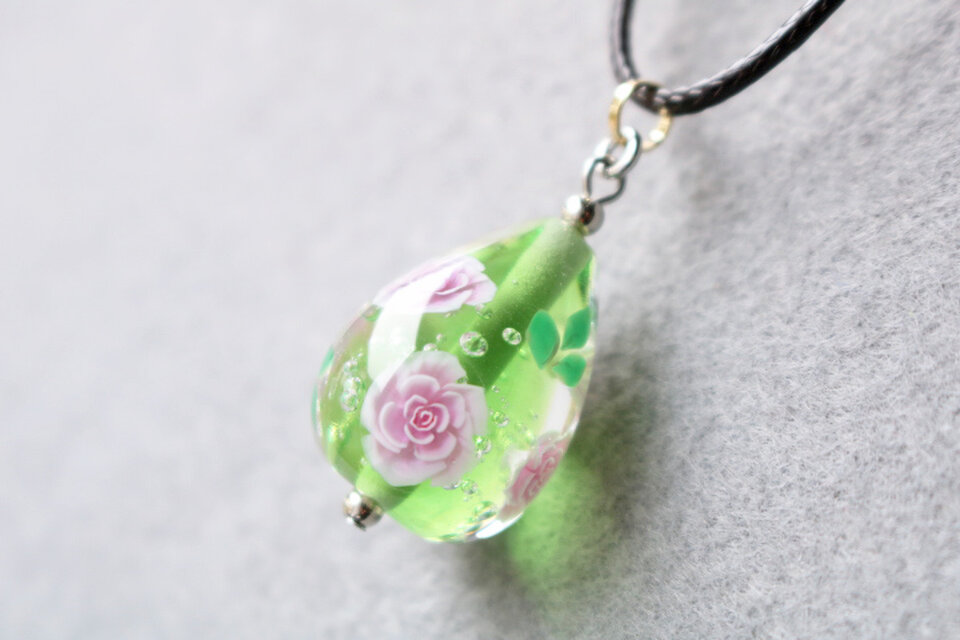 とんぼ玉ガラスペンダント薔薇ピンクローズ(黄緑）泡入り