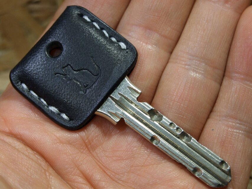 猫刻印のキーカバー　プエブロブラック×白