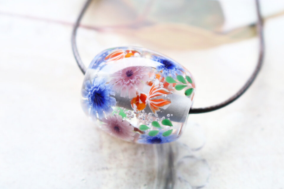 ＊期間限定SALE＊ヤグルマギクと金魚のとんぼ玉（ガラス玉）泡入り