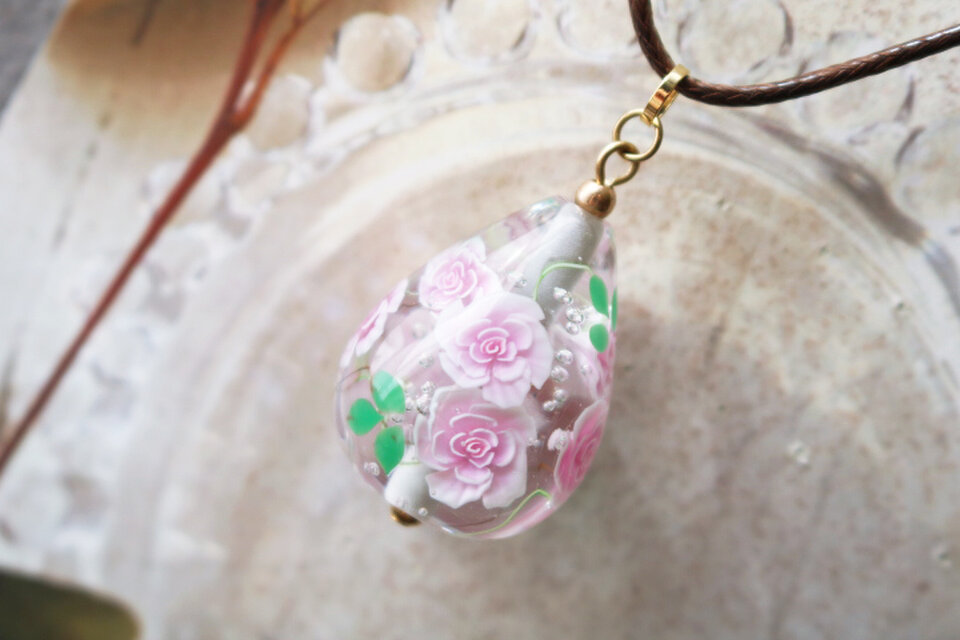 とんぼ玉ガラスペンダント薔薇・ピンクローズ(クリア）泡入り