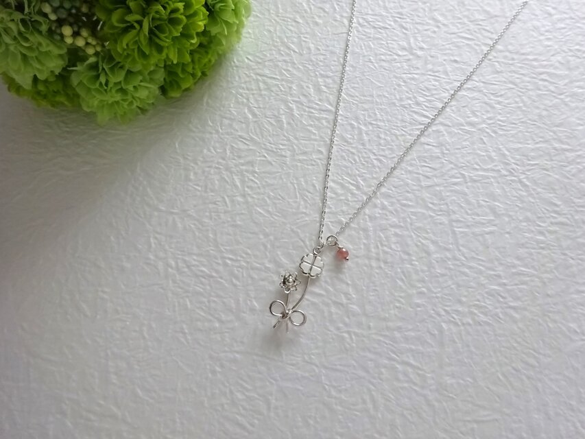 ほほ笑みクローバーの花束ネックレス