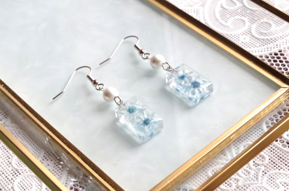レジンアート　お花とコットンパールのピアス〈ライトブルー〉