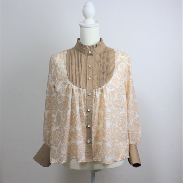 ペイズリー柄のピンタックブラウス