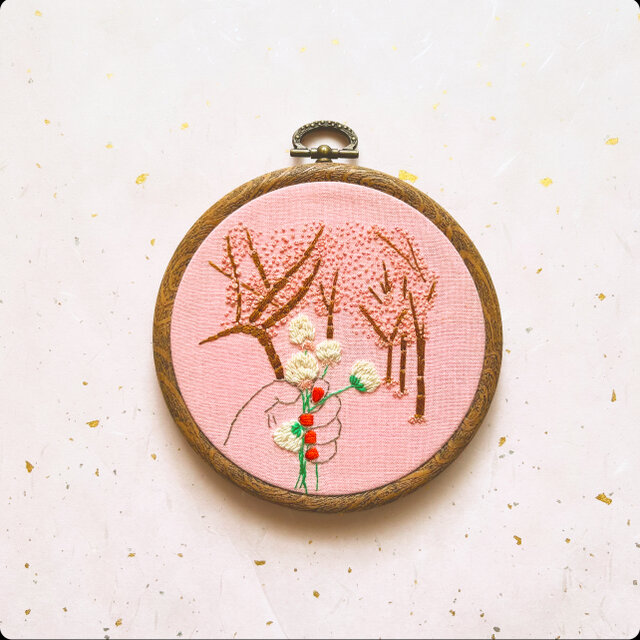 刺繍】桜道とシロツメクサ／手刺繍／送料無料／無料ラッピング／刺繍枠