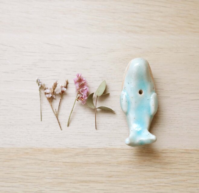 子クジラの花挿しオブジェ ウォーターブルー ＊ ドライフラワー付き