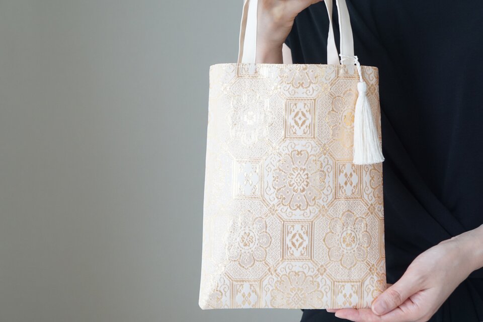 【花蜀江文様　ゴールド　シルク帯リメイク ミニサブバック フォーマルバック】日常使い、結婚式、パーティー、母の日ギフトにも。