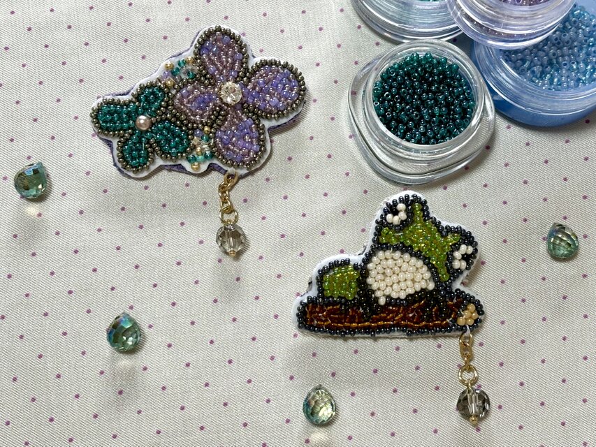 ビーズ刺繍のブローチ☆カエル | iichi 日々の暮らしを心地よくするハンドメイドやアンティークのマーケットプレイス