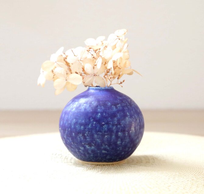 ディープシーブルーのふっくら丸い一輪挿し