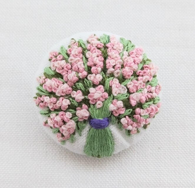 ピンクの小花の花束 刺繍ブローチ | iichi 日々の暮らしを心地よくする 