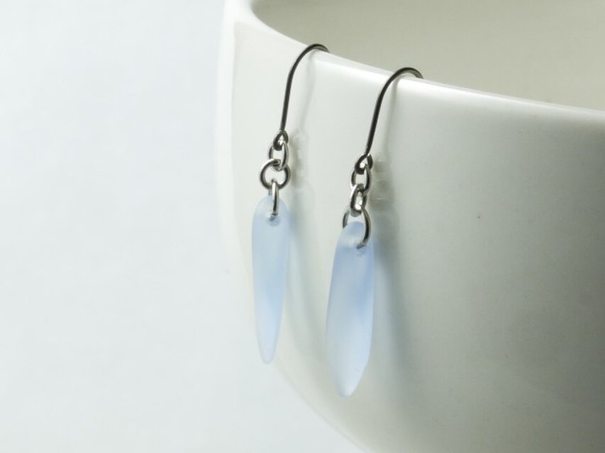 チェコ・ダガーの一粒ピアス　月白