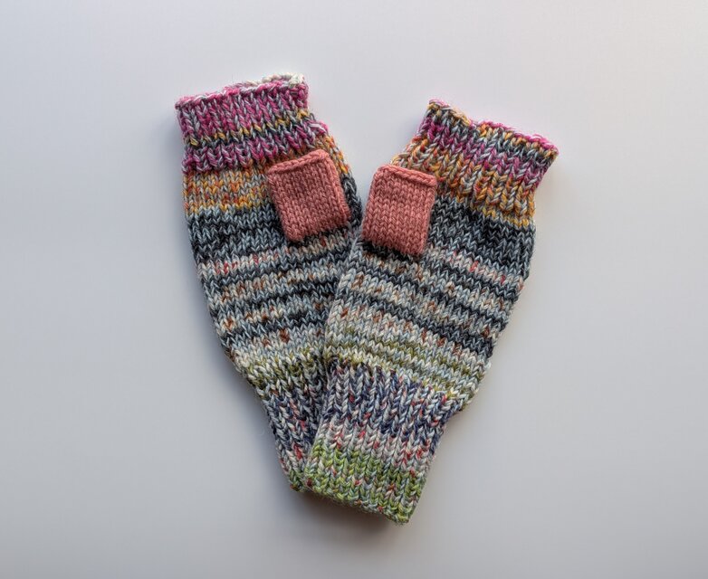 引き揃え編みのハンドウォーマー　2107A
