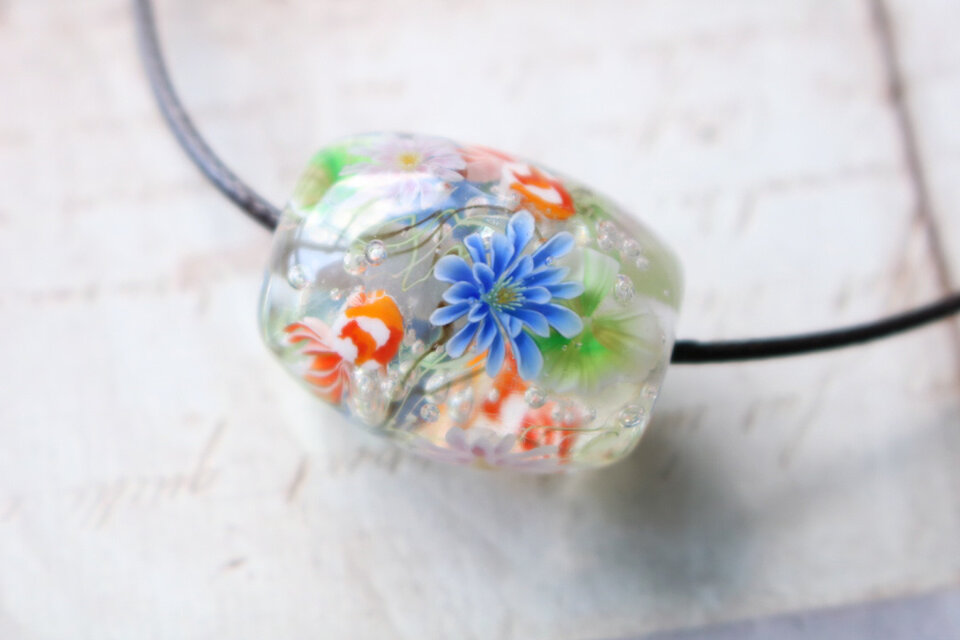期間限定SALE★睡蓮と金魚のとんぼ玉（ガラス玉）泡入り　