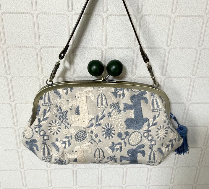 点と線模様　ウサギ　大きな木玉親子がま口長財布バッグ　