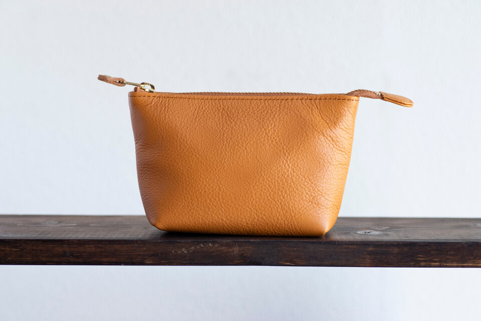 柔らかなポーチ　牛革　シュリンクレザー　トラベルポーチ　キャメル　化粧ポーチ　小物入れ　apo-01cs
