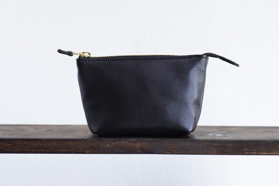 柔らかなポーチ　牛革　シュリンクレザー　トラベルポーチ　ブラック　化粧ポーチ　小物入れ　apo-01cs