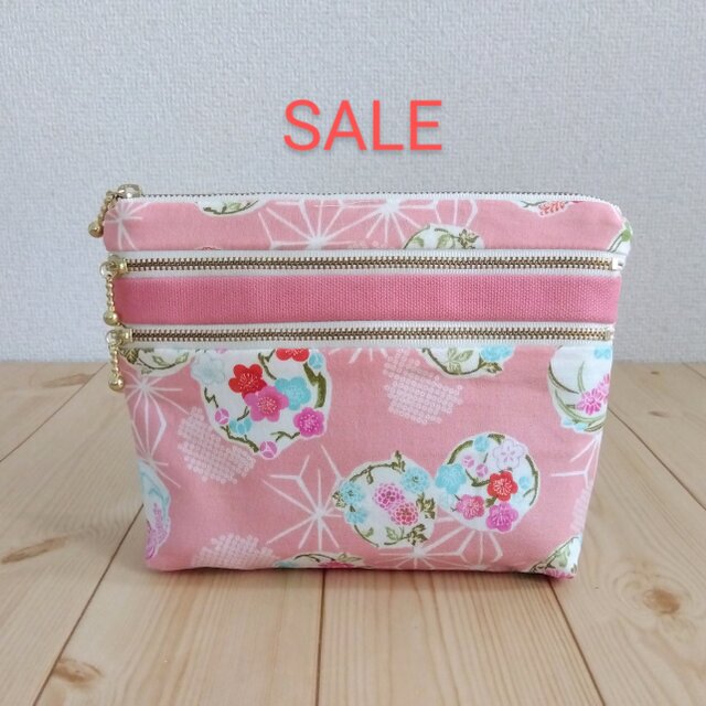 【値下げ】4段ファスナー＋ポケットポーチ　優しいピンクの和柄　20cmバッグインバッグ　　479