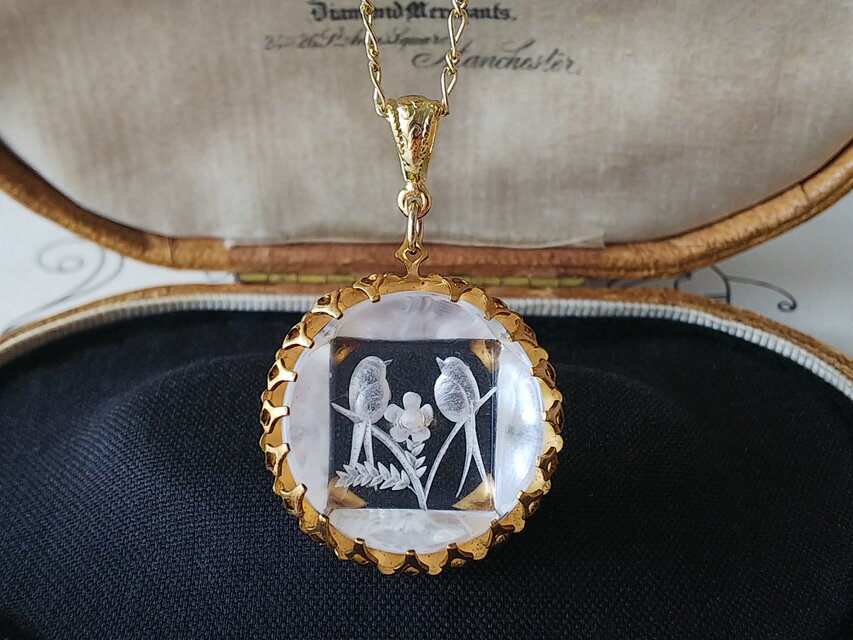 1930年代　Lucite製 Birdとお花のボタンの 美しいネックレス