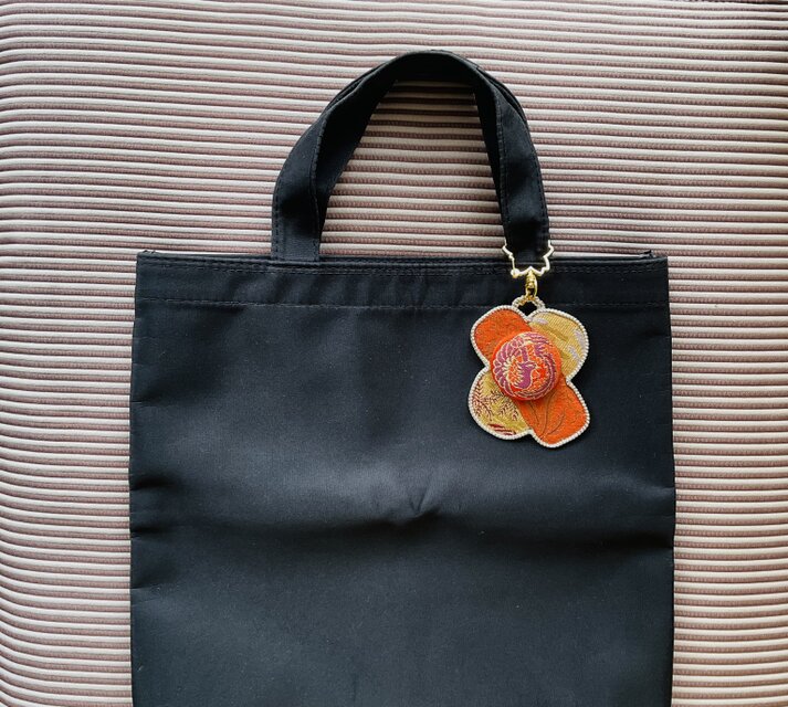 着物バッグチャーム！ 木目込み和布 着物生地 和柄 一点物 C2 | iichi