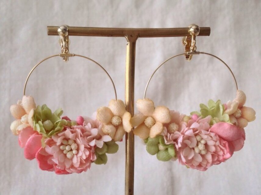 染め花のフープイヤリング（円型・ピンク&グリーン)