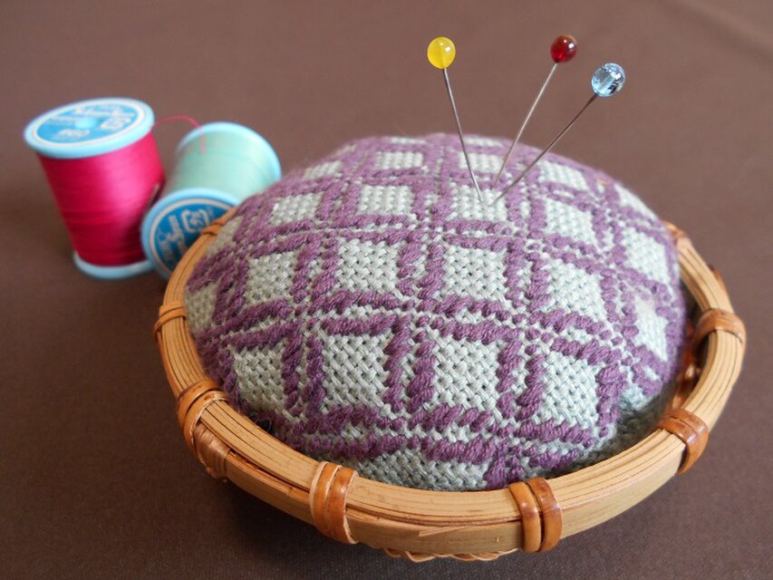 こぎん刺しのかご針山∴あずき