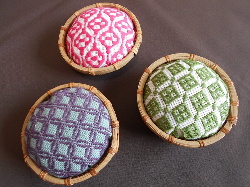 こぎん刺しのかご針山∴あずき | iichi 日々の暮らしを心地よくする