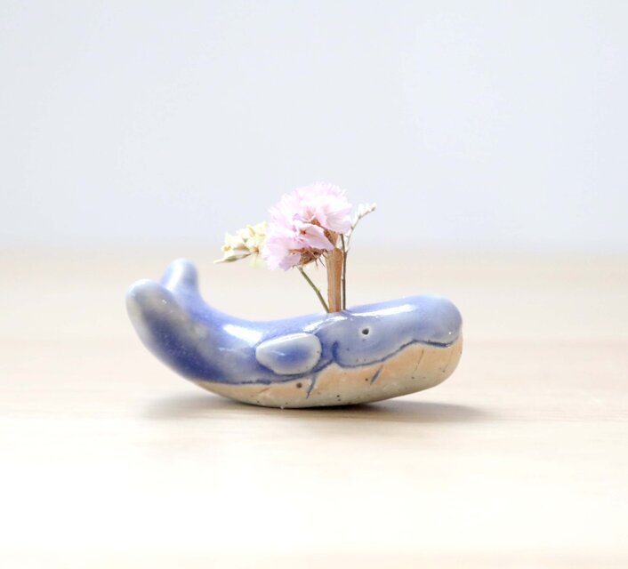 子クジラの花挿しオブジェ 海のブルー ＊ ドライフラワー付き | iichi