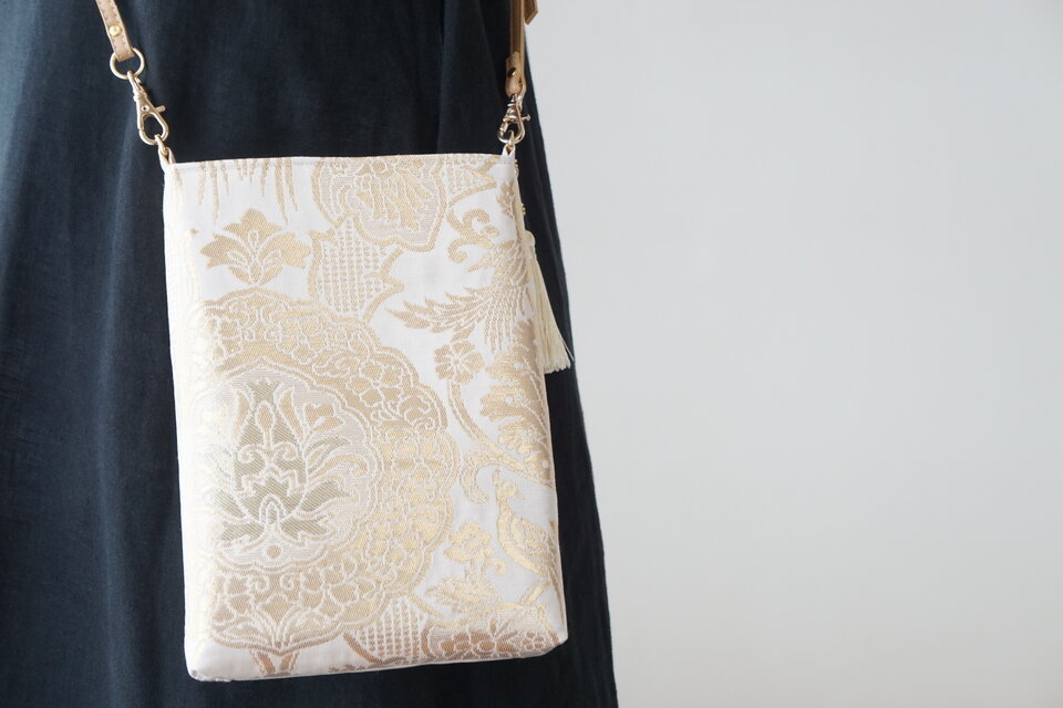 【花唐草　ゴールド　シルク帯リメイク スマホショルダーバッグ】和装バッグ、浴衣バッグ、誕生日ギフトとしても。