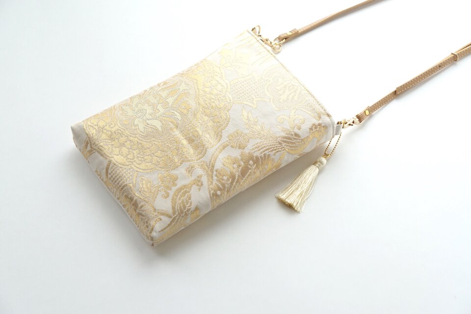 帯リメイクバッグ　本金箔　金の花と花菱亀甲　綿入りスクエアバッグ　和装バッグ 振袖草履バッグセット 「黒×白 亀甲に剣桜、花菱七宝」 L〜LLサイズ