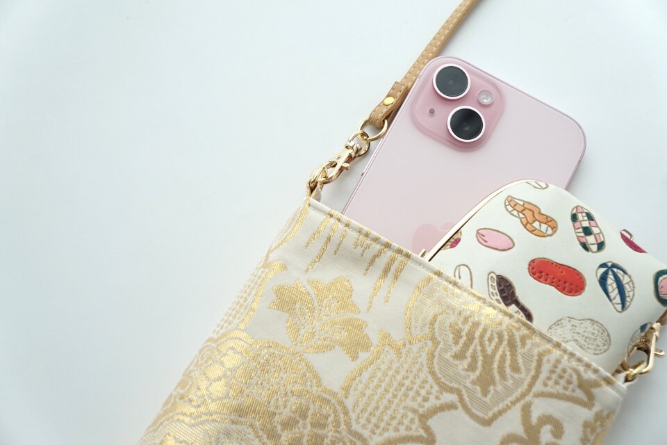 帯リメイクバッグ　本金箔　金の花と花菱亀甲　綿入りスクエアバッグ　和装バッグ SOUBIEN（創美苑） 草履バッグセット 振袖 成人式 盛装 白 黒 金 銀