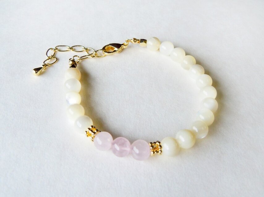 淡い色したブレスレット(２色の１）