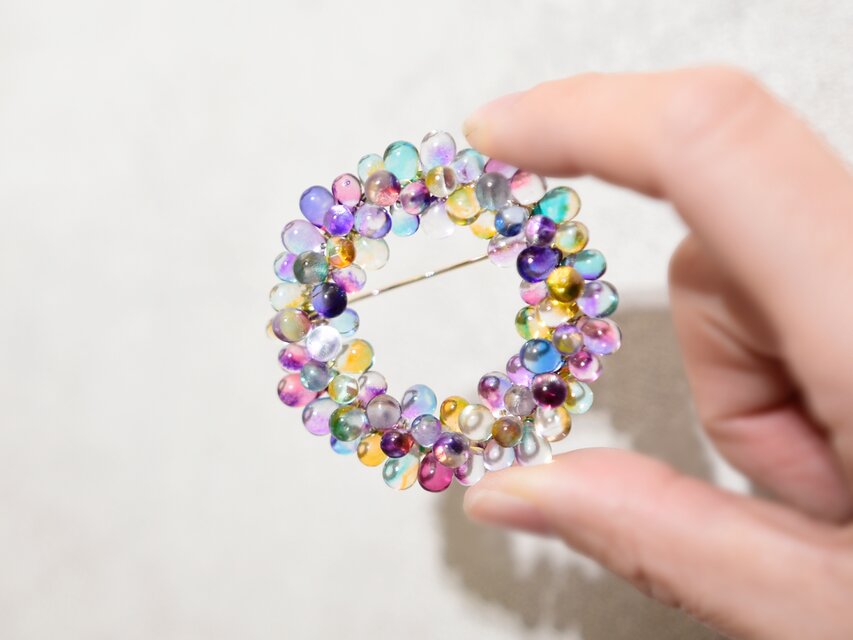 【リース・ブローチ・Mサイズ】カラフルなのに上品 淡い虹色 レインボー 花火