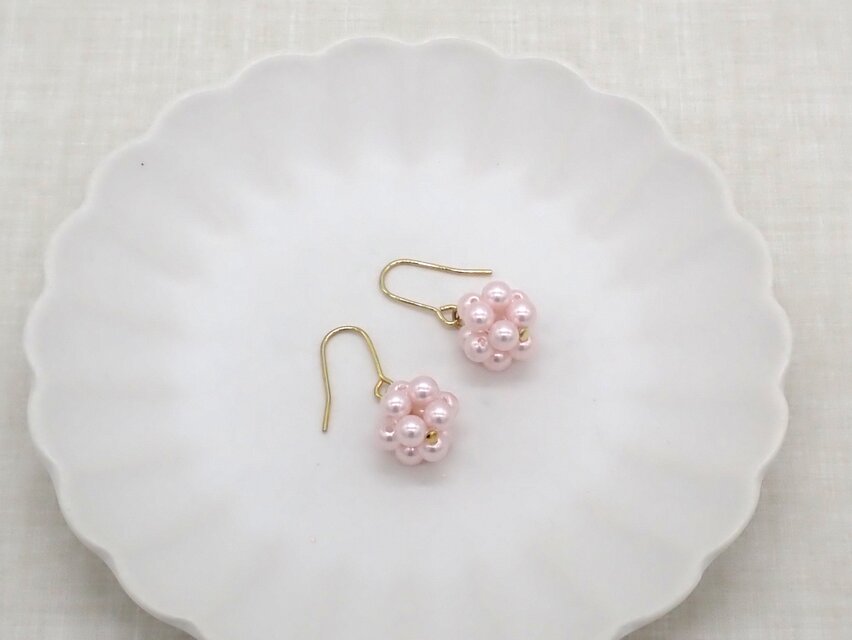 カラーパールのビーズボールピアス／イヤリング【パウダーピンク】