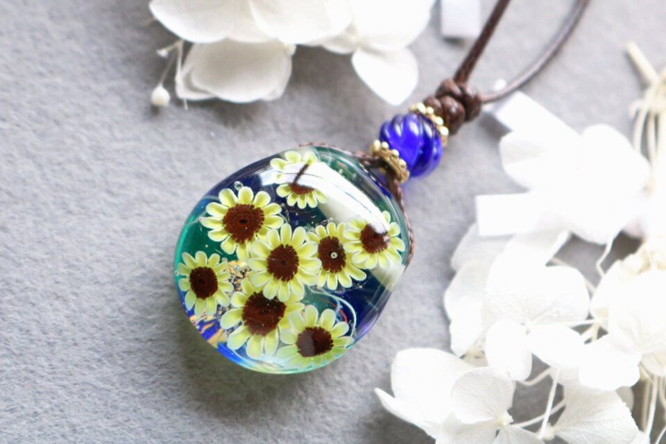 向日葵のとんぼ玉ガラスペンダント　金箔入り