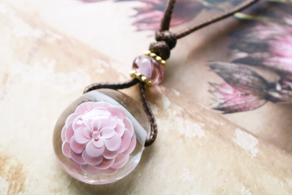 ダリアのとんぼ玉ガラスペンダント（赤紫）