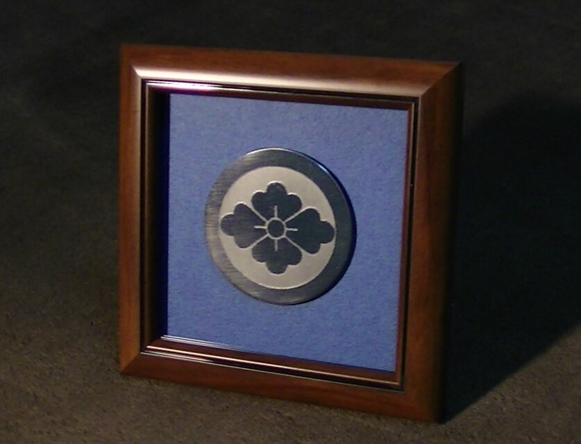 家紋盾　彫金　ポリッシュ仕上げ　スタンド付　メダル部分50ミリ