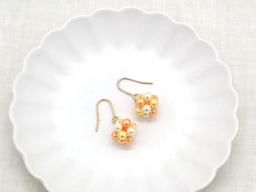 カラーパールのビーズボールピアス／イヤリング【オレンジ＆アプリコット】