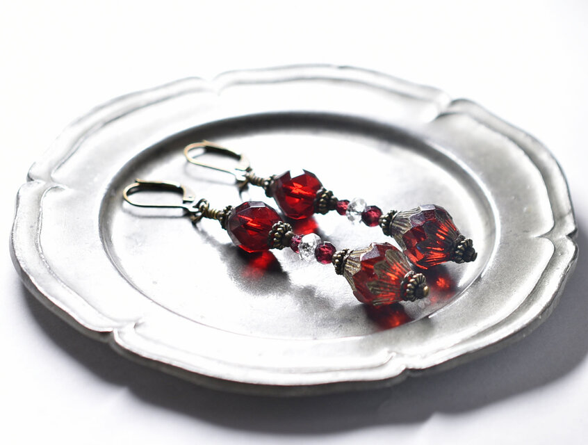 ２種類の深紅チェコビーズとガーネット、クォーツのピアス