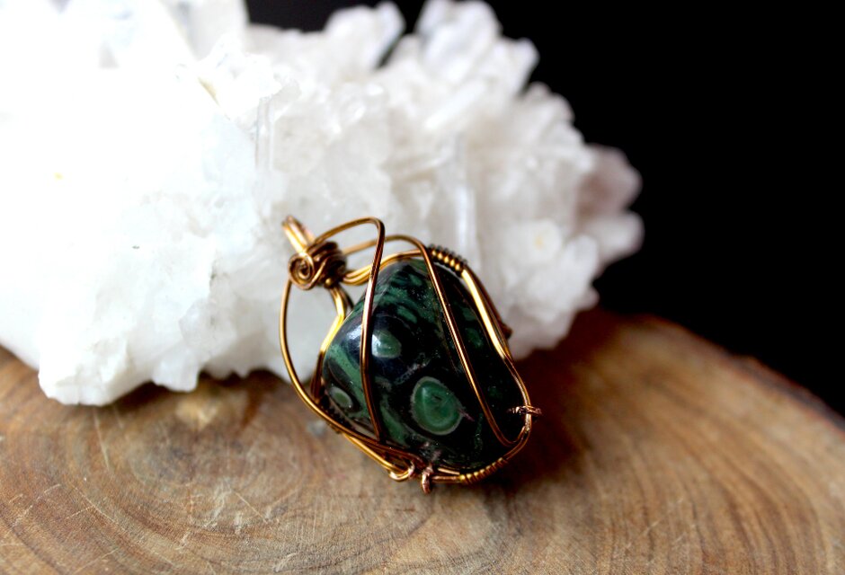 ネビュラ　変化する人の前に現れる石