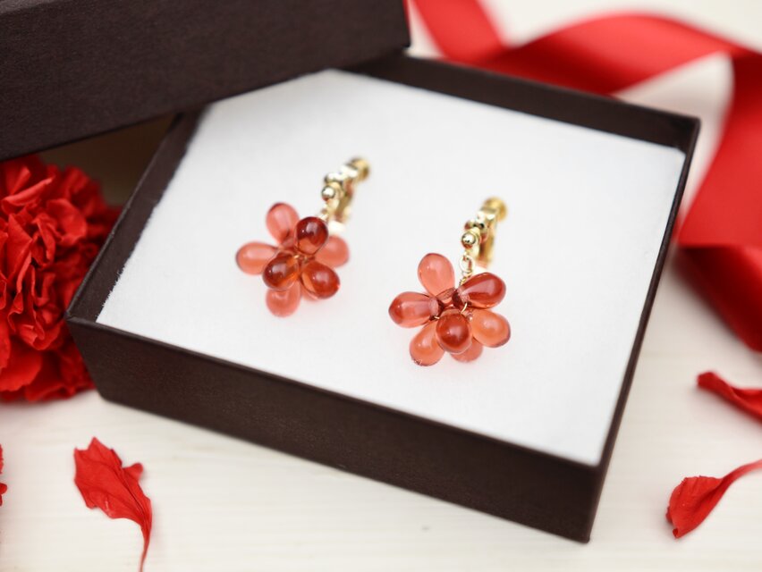 【イヤリング】ガラスの赤い花 Ⅱ／還暦祝いや母の日ギフトにも