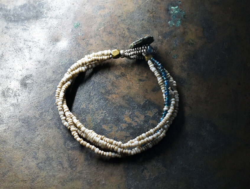 アンティークホワイトシードビーズとインディゴブルービーズの4連ブレス（oldコイン留め金）
