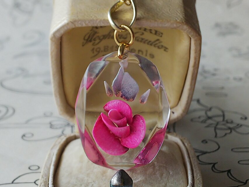 ヴィンテージ　濃いピンク薔薇／ルーサイト　ネックレス