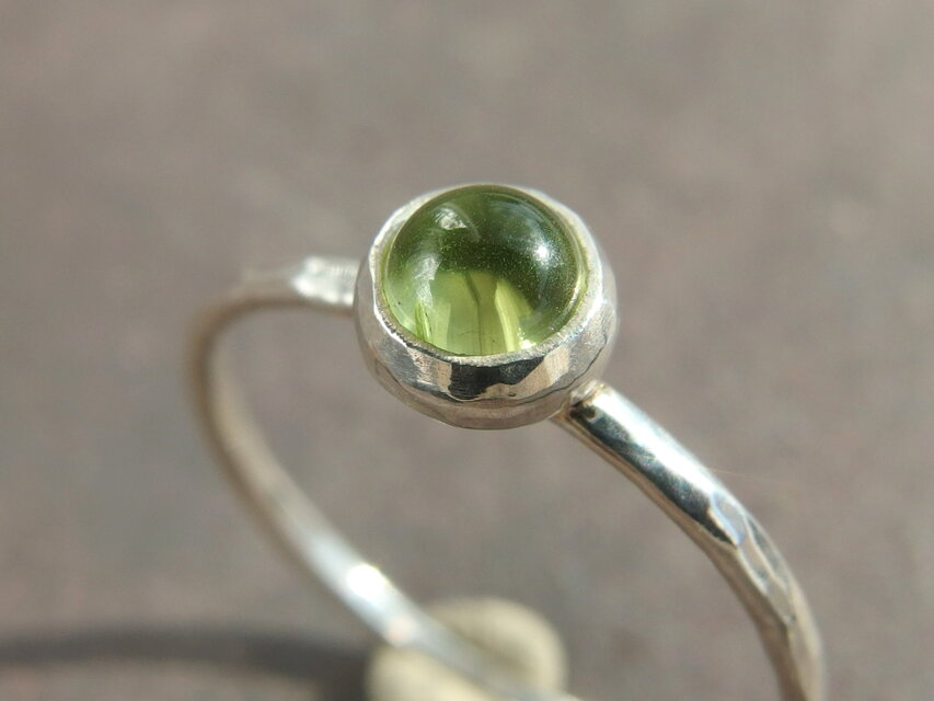 ペリドット一粒リング　【silver】　4㎜　カボション　8月の誕生石