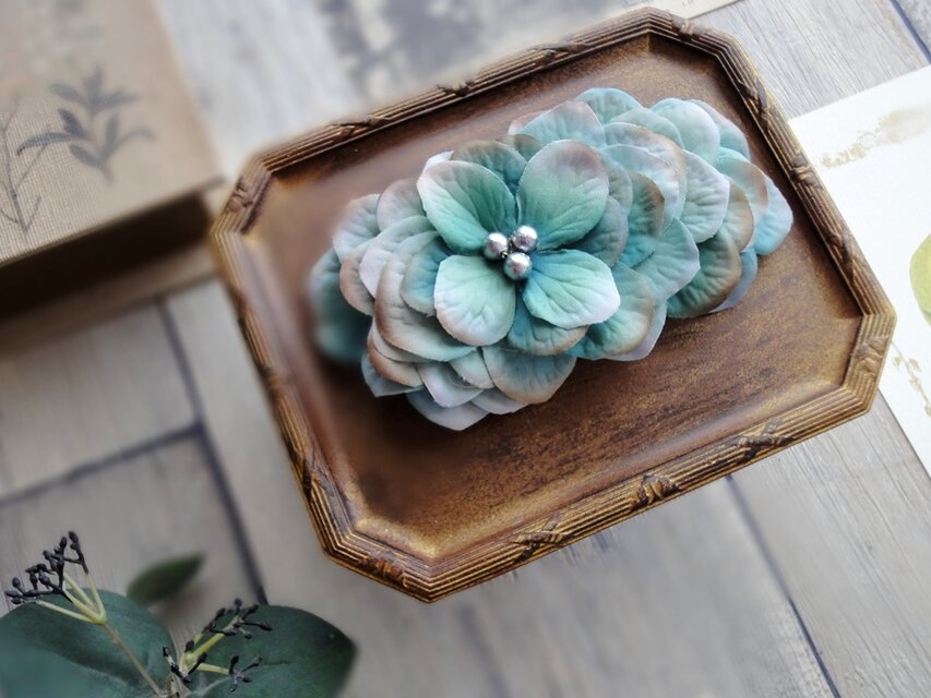 花びらのバレッタ  Lサイズ ■ フラットデザイン コットンパール ■ セピアブルー