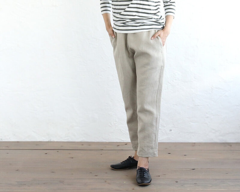 脚すっきり。きちんと見えて、らくにはけるリネンテーパードパンツ（ナチュラル） PT03