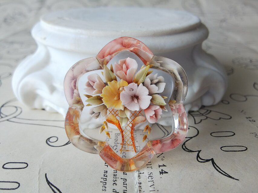 ヴィンテージ　淡いダルトーンflower　ルーサイトブローチ（約42㎜）