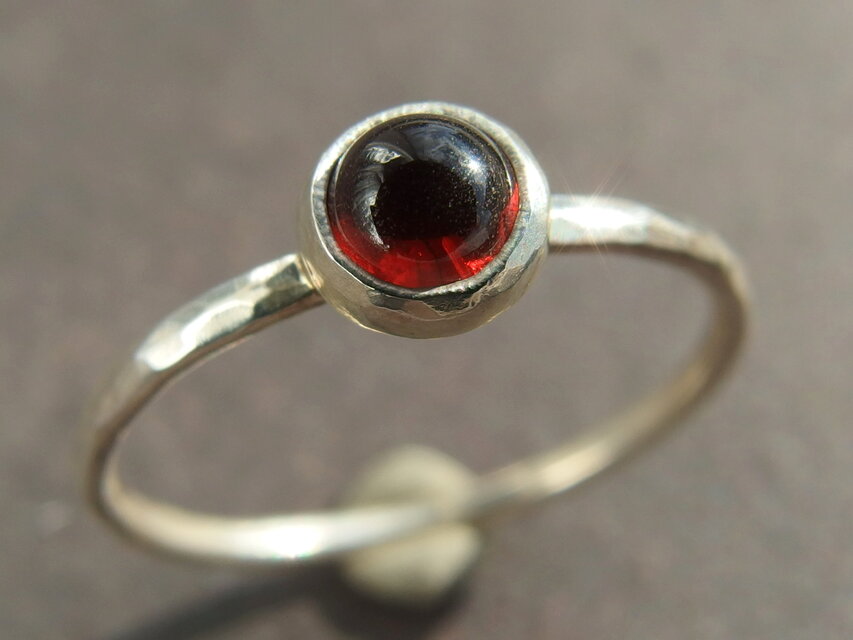 ガーネット一粒リング　【silver】　4㎜　カボション　1月の誕生石