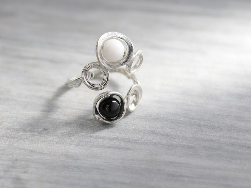 錫と天然石のオープンリング　ZAKALY　オニキス