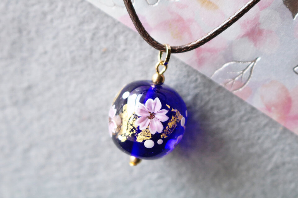 在庫処分セール＊とんぼ玉ガラスペンダント桜(青）