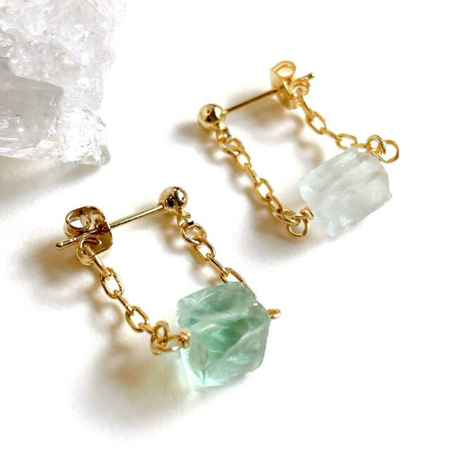 天然石ラフロックフローライトのチェーンフープピアス | iichi 日々の